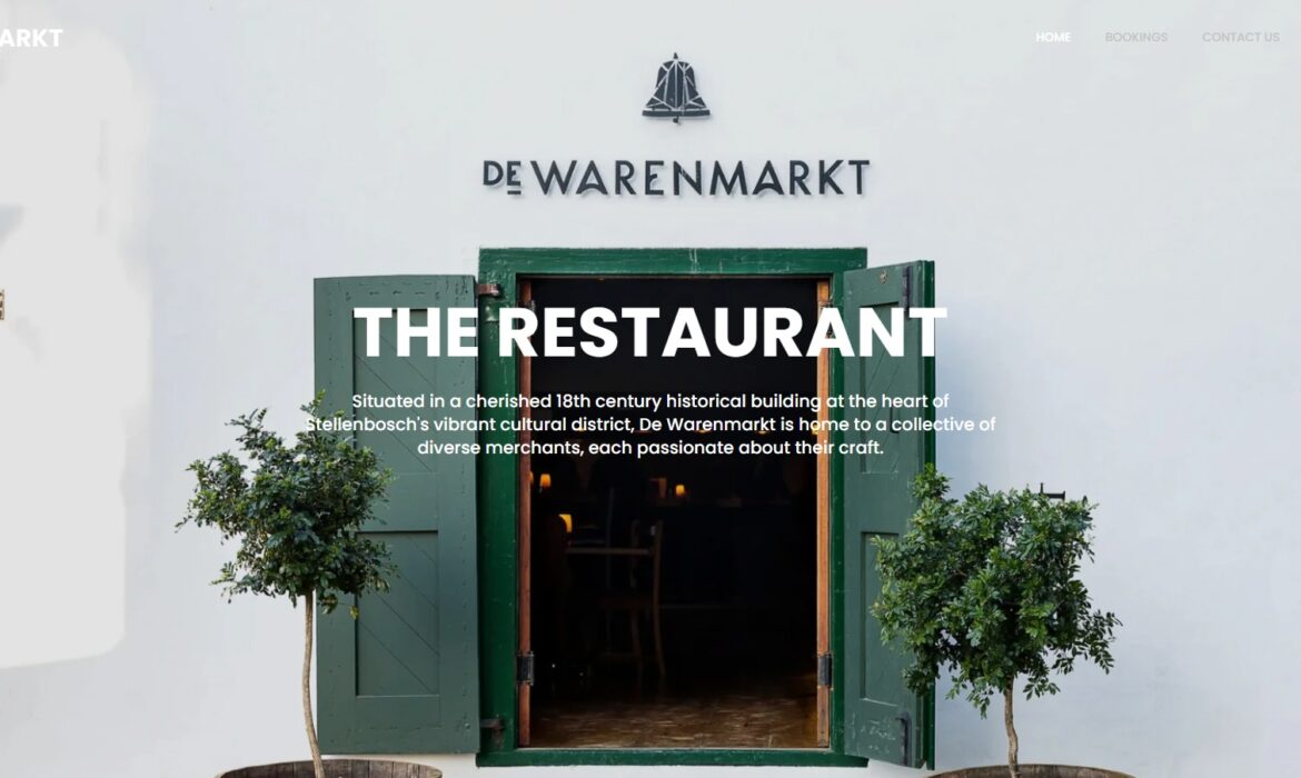De Warenmarkt restaurant exterior with green doors and potted plants