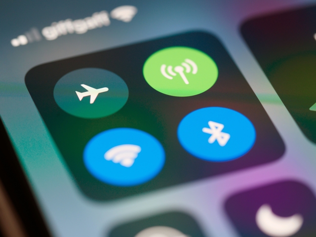 Fibre and LTE internet connection options compared for home and business users